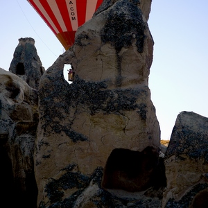 Montglfière entre les rochers dans un environnement troglodytique - Turquie  - collection de photos clin d'oeil, catégorie paysages